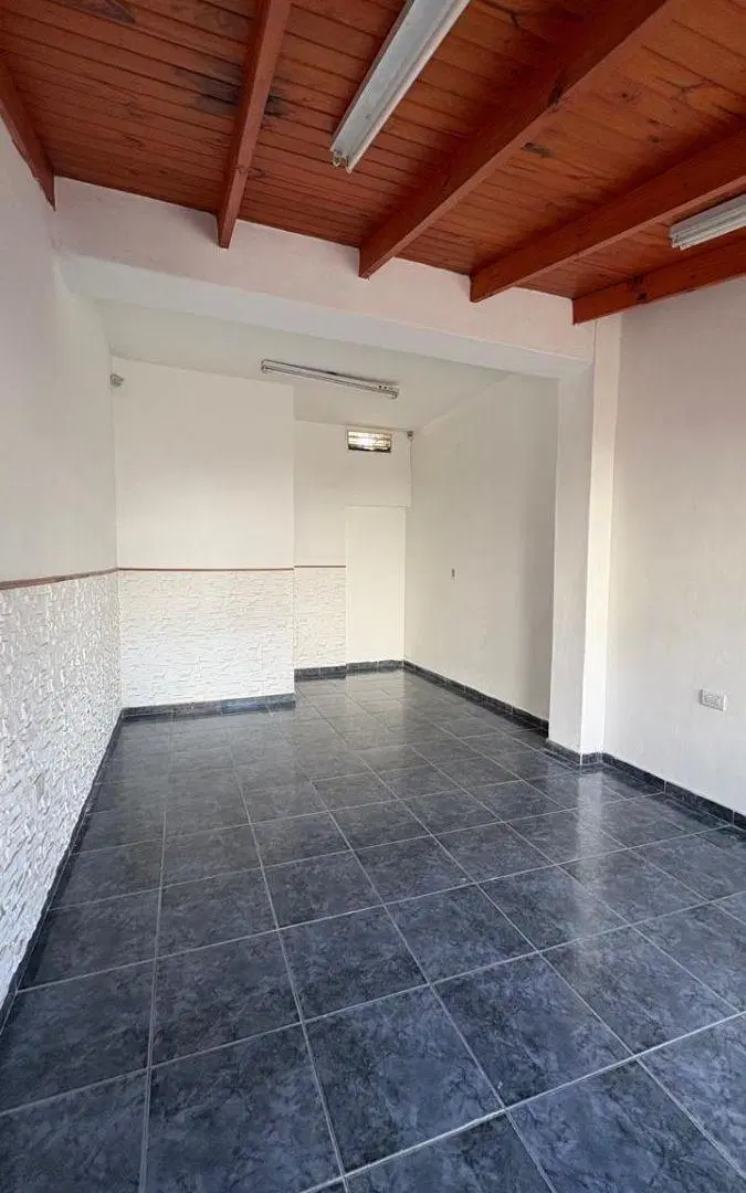 SALON COMERCIAL EN ALQUILER - EXCELENTE ZONA - A MTS DE BV LOS GRANADEROS 5