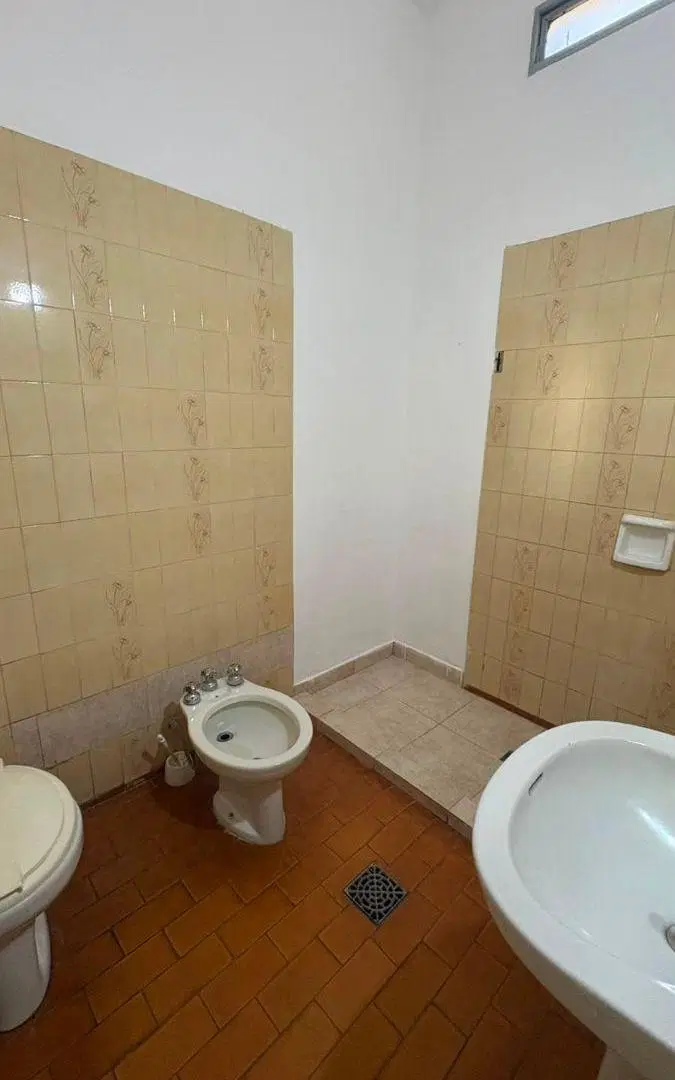Casa en alquiler. 2 dormitorios y patio. Barrio Zumaran 4