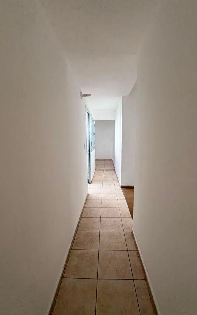 Casa en alquiler. 2 dormitorios y patio. Barrio Zumaran 5