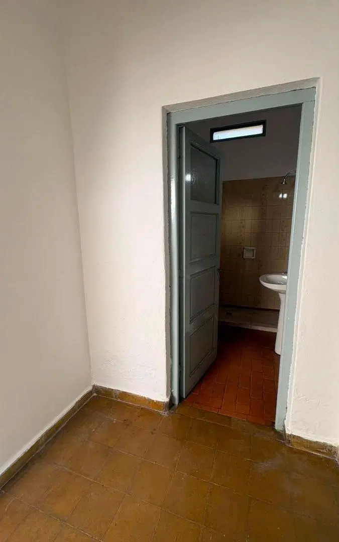 Casa en alquiler. 2 dormitorios y patio. Barrio Zumaran 1