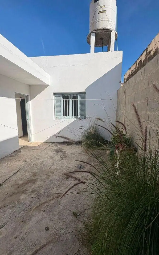 Casa en alquiler. 2 dormitorios y patio. Barrio Zumaran 2