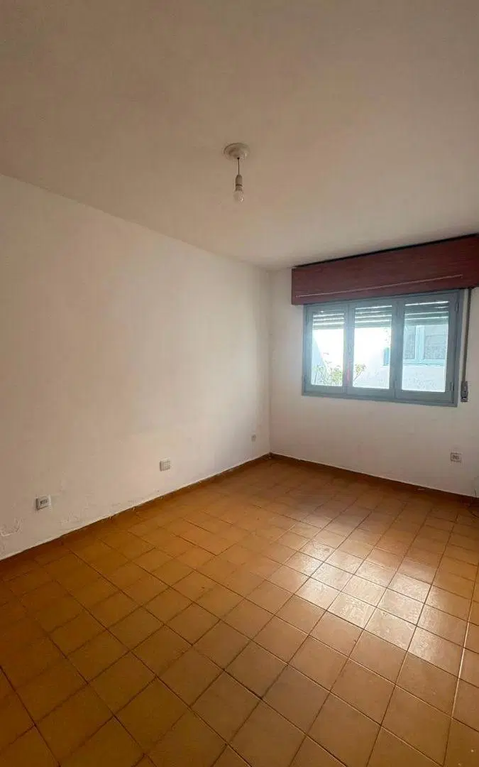 Casa en alquiler. 2 dormitorios y patio. Barrio Zumaran 8