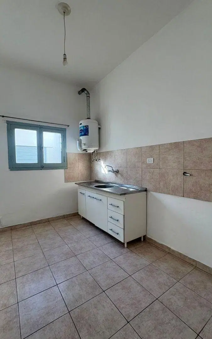 Casa en alquiler. 2 dormitorios y patio. Barrio Zumaran 3