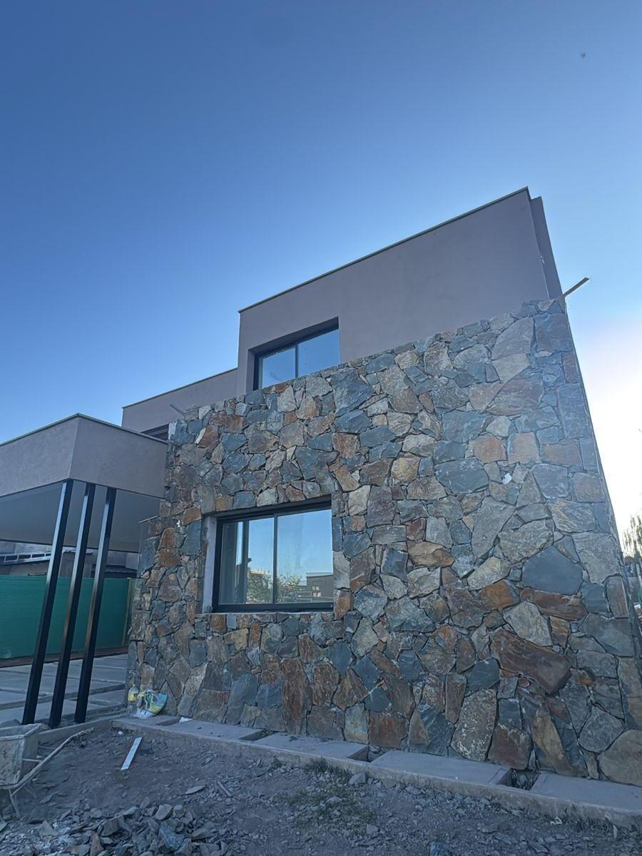 Casa en Venta, Barrio Alma Gardenia, Sobre Acceso Sur a m de Calle Bulnes. 3