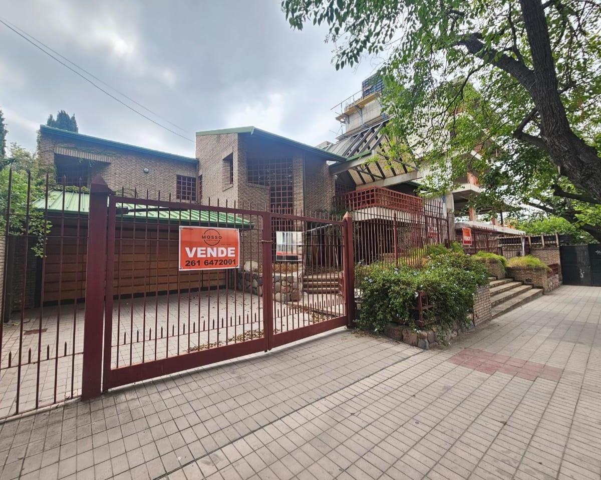 Casa en Venta Sobre Av Emilio Civit, 25 m de Frente. Ideal Inversión. 3