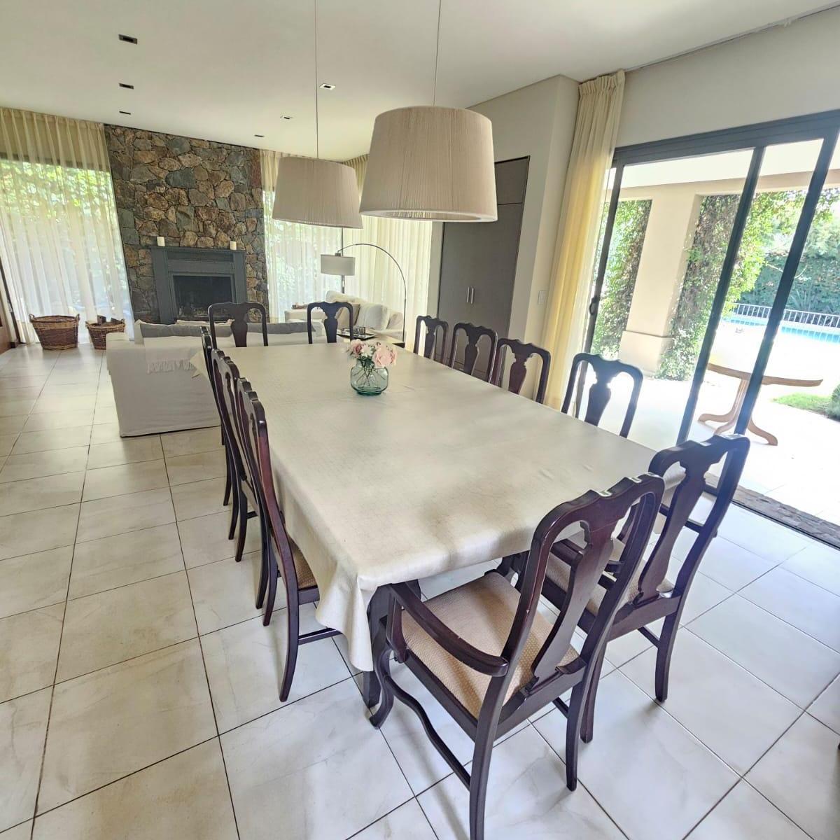 Venta Casa Categoría Barrio Pueyrredón. Chacras de Coria. 1