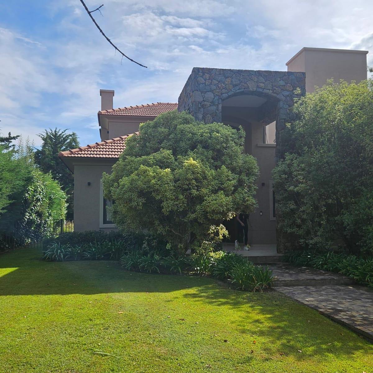 Venta Casa Categoría Barrio Pueyrredón. Chacras de Coria. 2