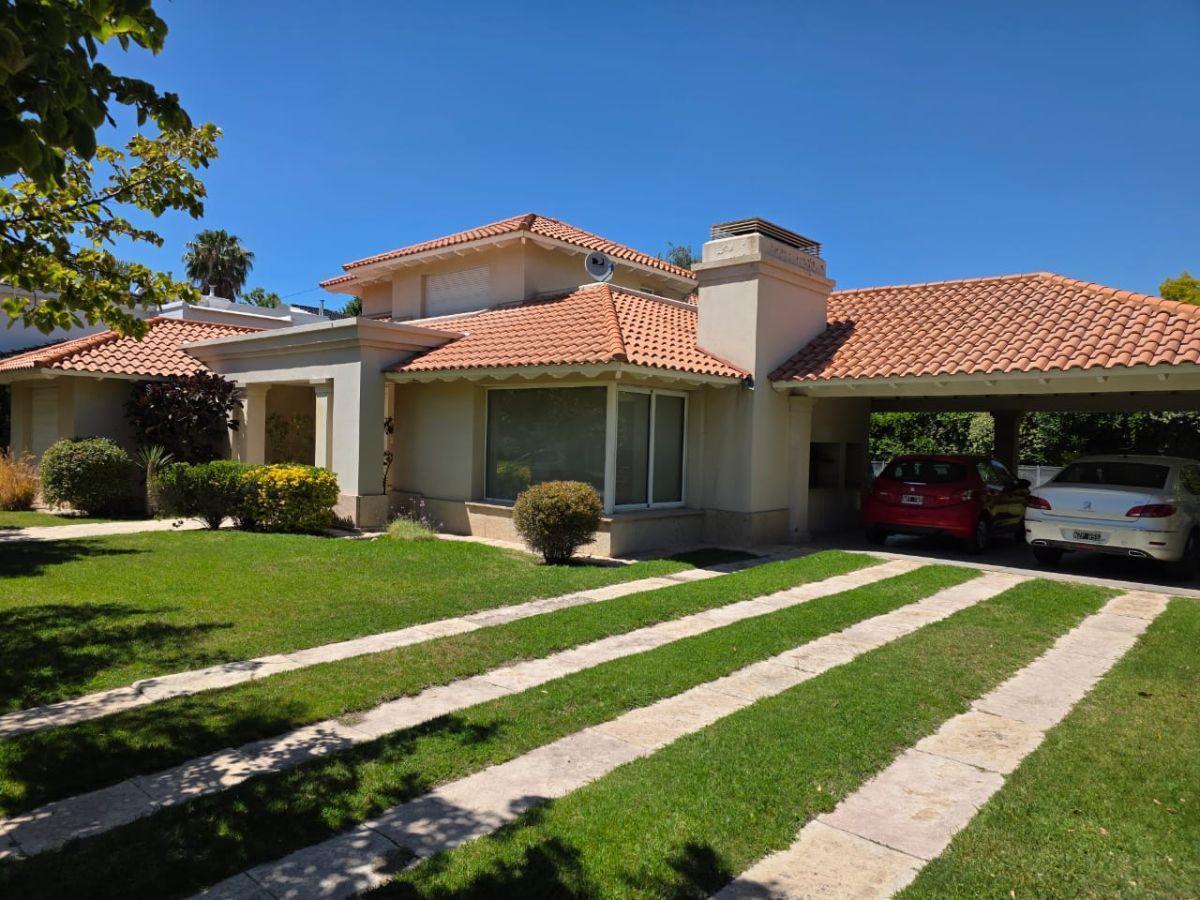 Casa a la venta en Club de Campo Mendoza.