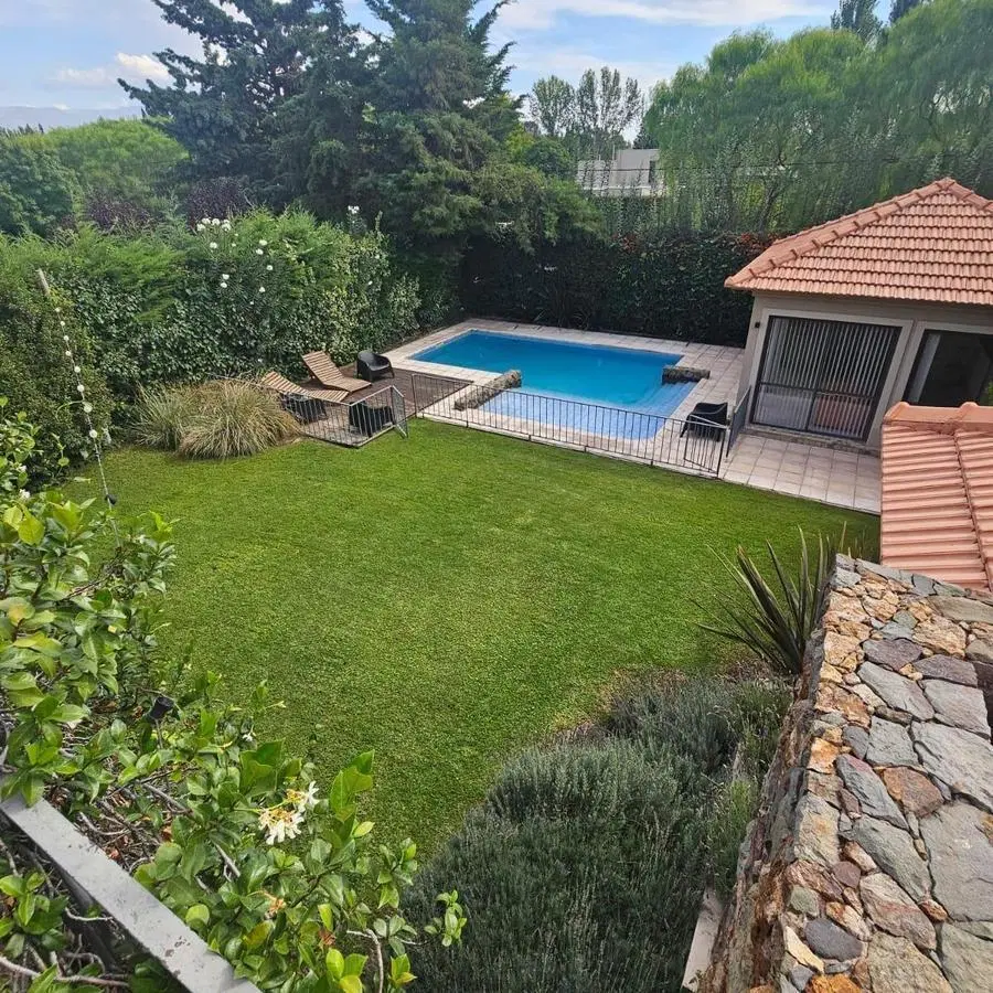 Venta casa categoría barrio Pueyrredón. Chacras de Coria. 2
