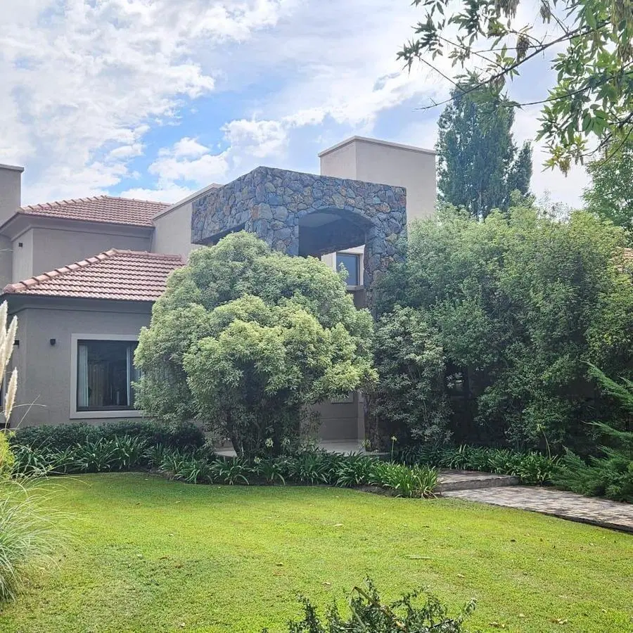 Venta casa categoría barrio Pueyrredón. Chacras de Coria. 3