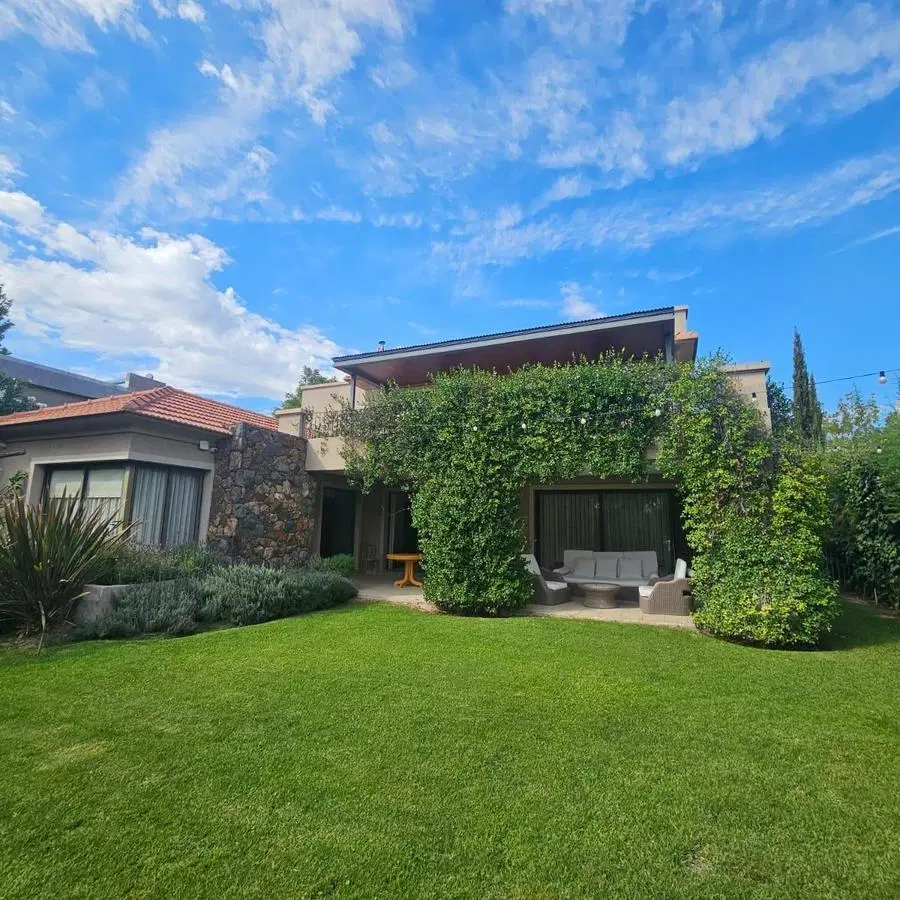 Venta casa categoría barrio Pueyrredón. Chacras de Coria. 4