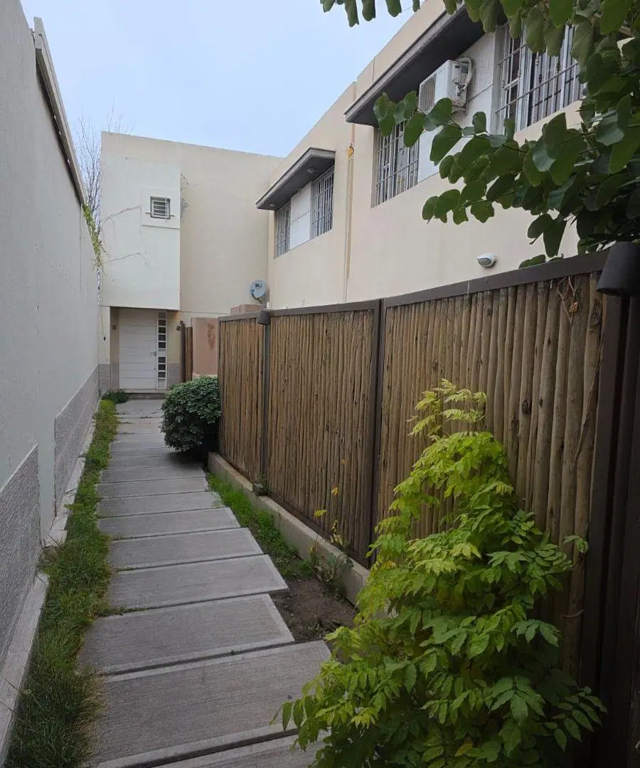 Venta dúplex con jardín y cochera 3