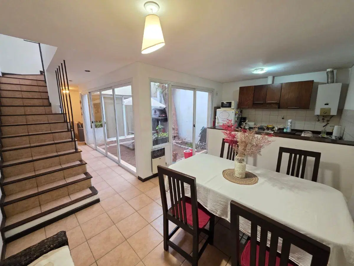 Venta dúplex con jardín y cochera 8