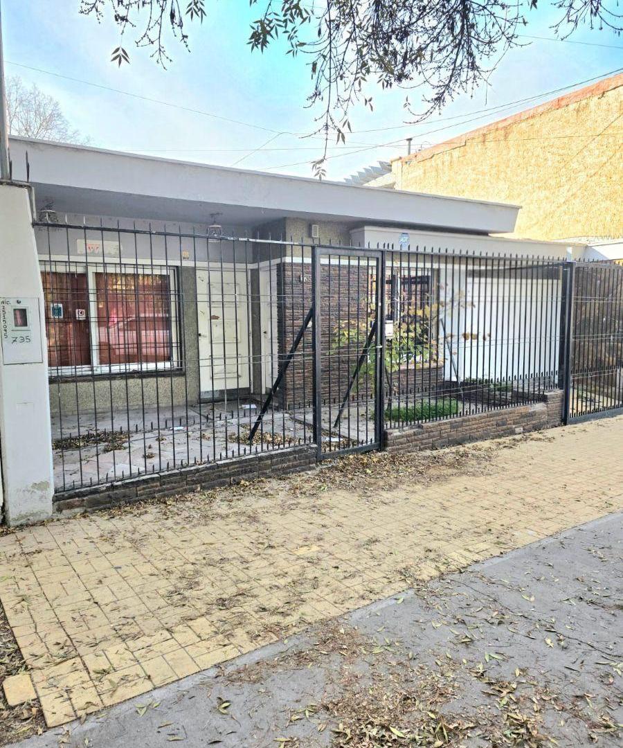 Foto de Casa a reciclar en venta, calle Pueyrredón, Quinta Sección, Mendoza., imagen 2