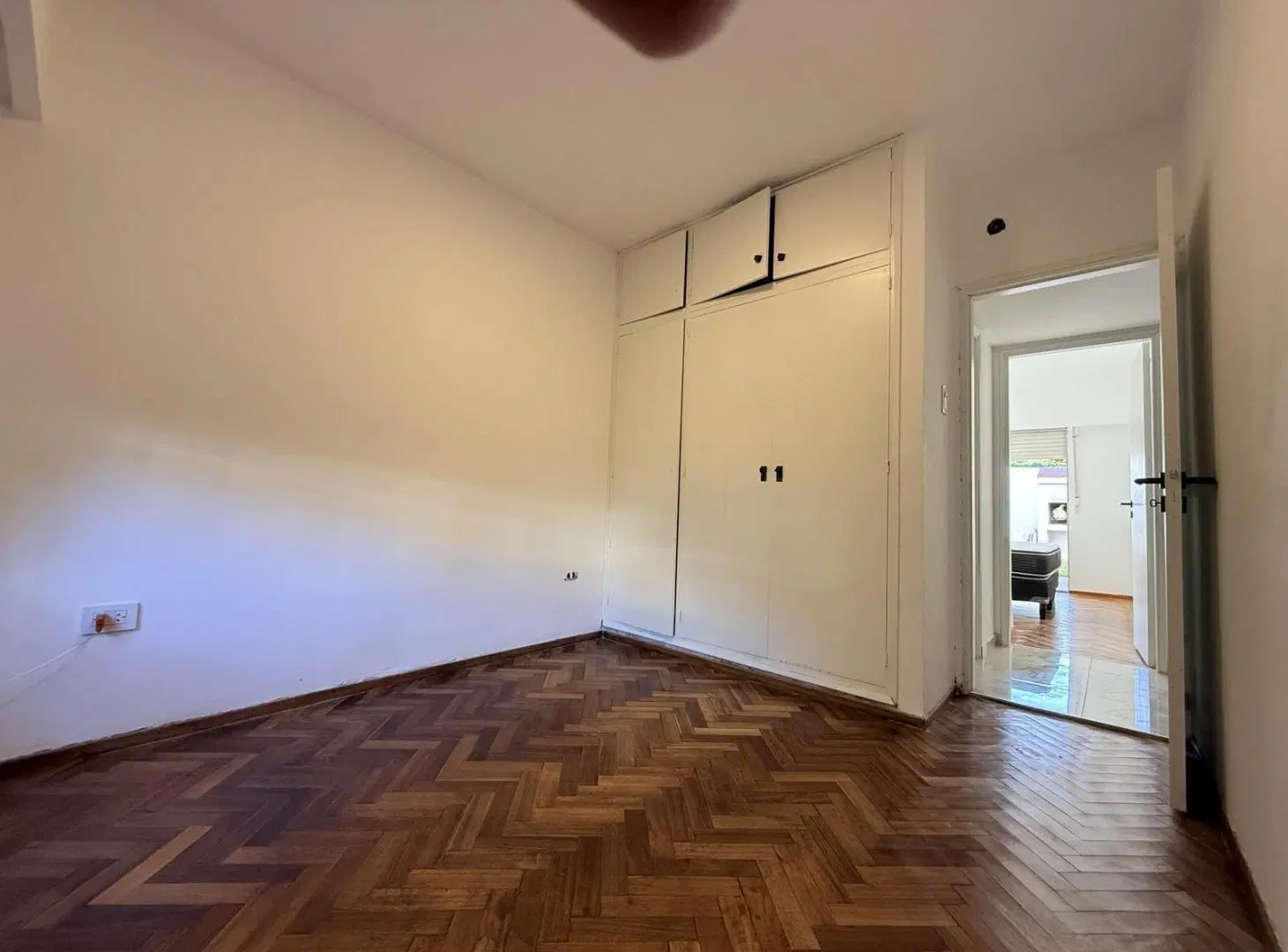 CASA EN PH REFACCIONADA A NUEVO EN PLANTA BAJA CON GRAN PATIO COCHERA Y 3 DORMITORIOS – ALBERDI 8