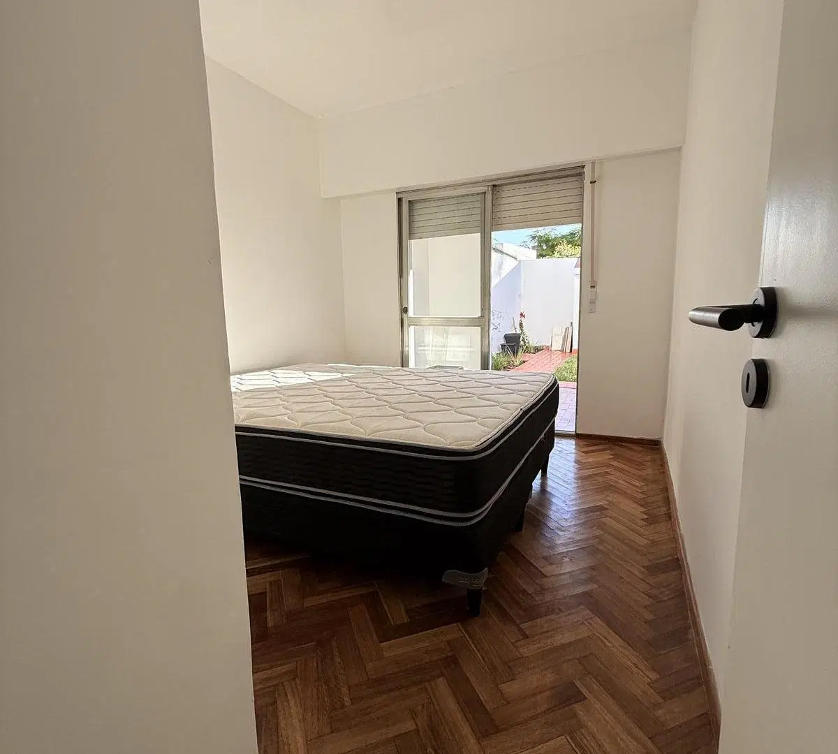 CASA EN PH REFACCIONADA A NUEVO EN PLANTA BAJA CON GRAN PATIO COCHERA Y 3 DORMITORIOS  – ALBERDI 3