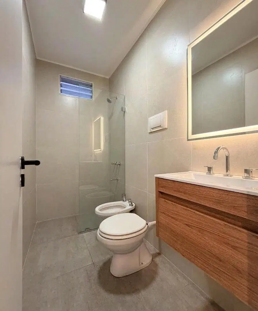 CASA EN PH REFACCIONADA A NUEVO EN PLANTA BAJA CON GRAN PATIO COCHERA Y 3 DORMITORIOS  – ALBERDI 4