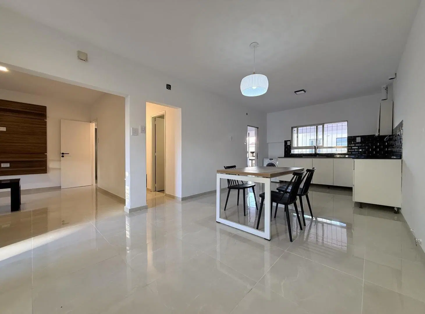 CASA EN PH REFACCIONADA A NUEVO EN PLANTA BAJA CON GRAN PATIO COCHERA Y 3 DORMITORIOS  – ALBERDI 5