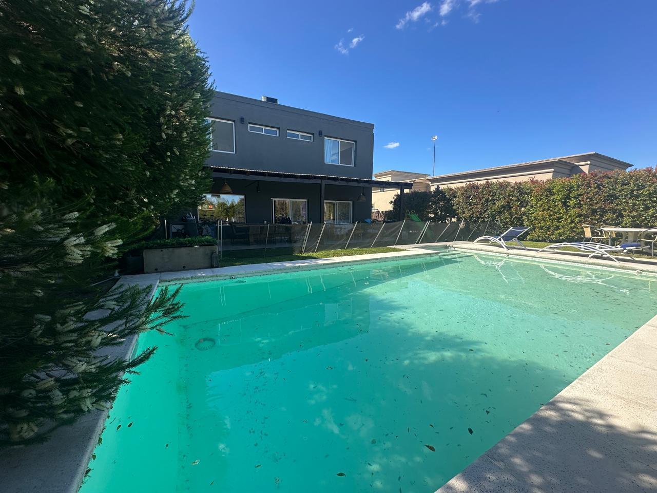 Alquiler Temporario – Casa con pileta en el barrio náutico Vila Marina 1, Villanueva