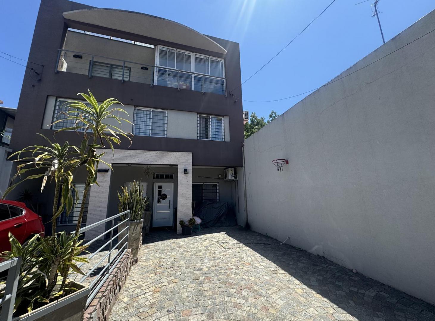 Duplex en venta Olivos con cochera y pileta