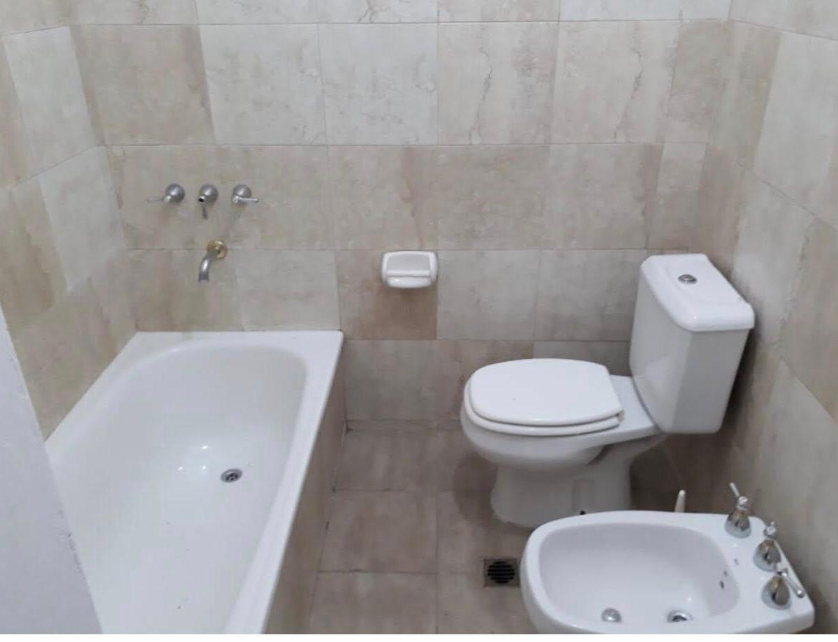 Departamento a La Calle 2 Dor 1 Baño Patio Cochera 3