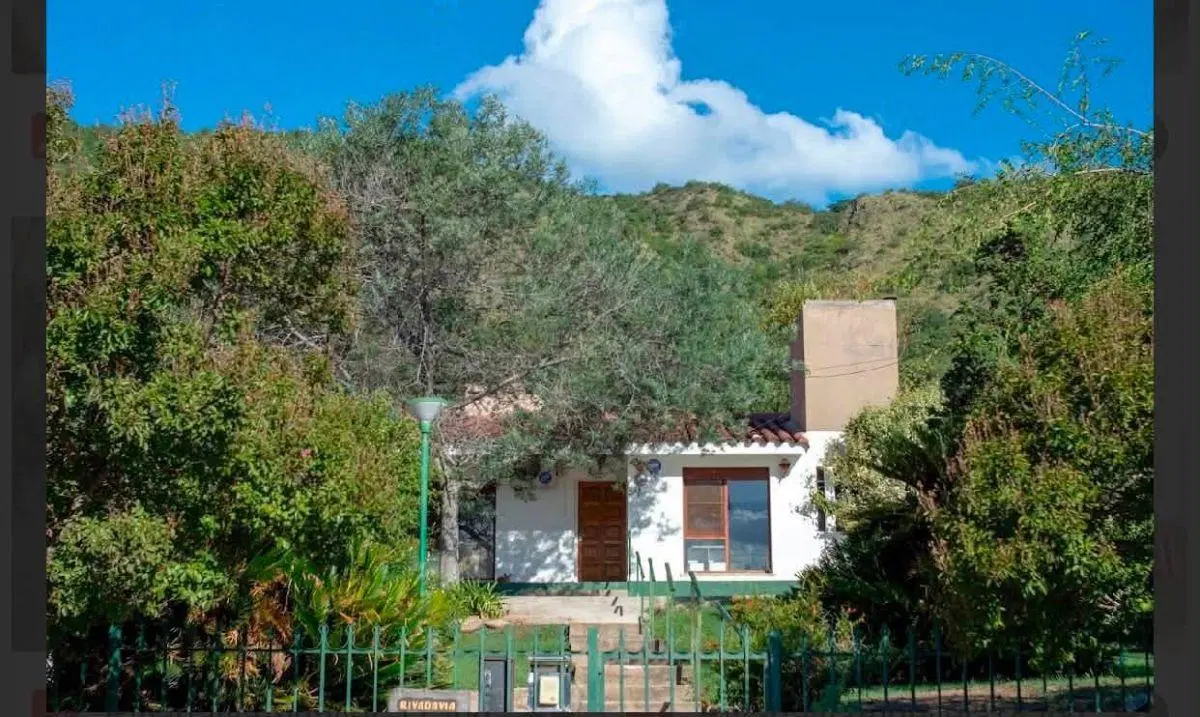 CASA DE 3 DOR 3 BAÑOS QUINCHO PILETA COCHERA 2