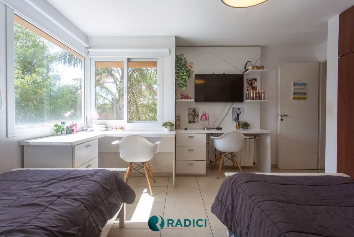 Venta Casa de Categoria Sobre Boulevar, Cpileta y Hermoso Parque - La Vas a Perder 3