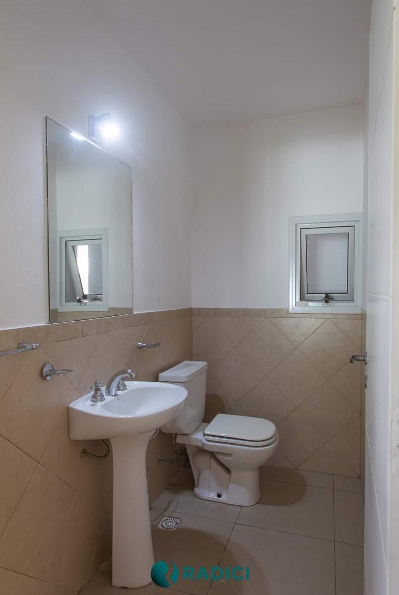 Venta Casa de Categoria Sobre Boulevar, Cpileta y Hermoso Parque - La Vas a Perder 4