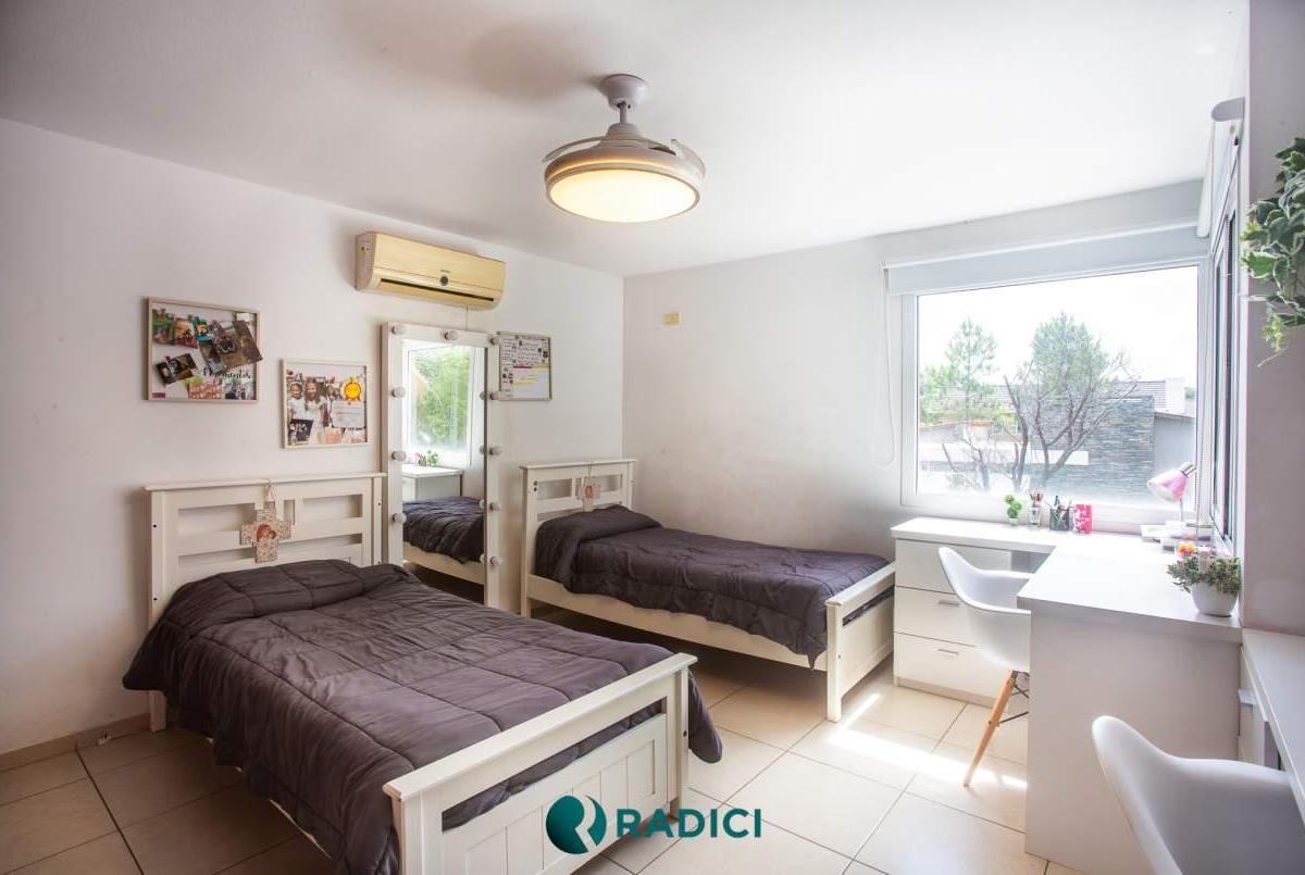 Venta Casa de Categoria Sobre Boulevar, Cpileta y Hermoso Parque - La Vas a Perder 5