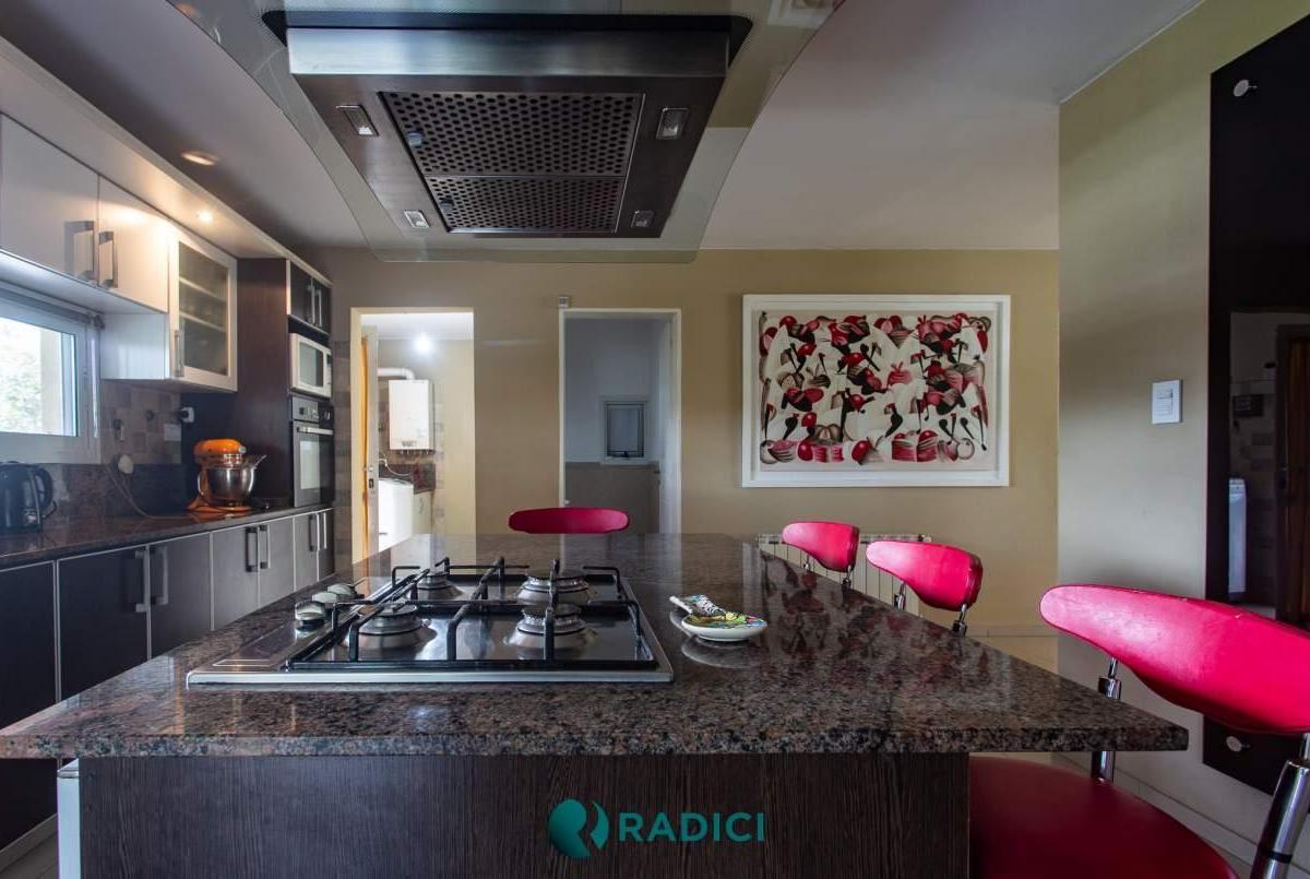 Venta Casa de Categoria Sobre Boulevar, Cpileta y Hermoso Parque - La Vas a Perder 2