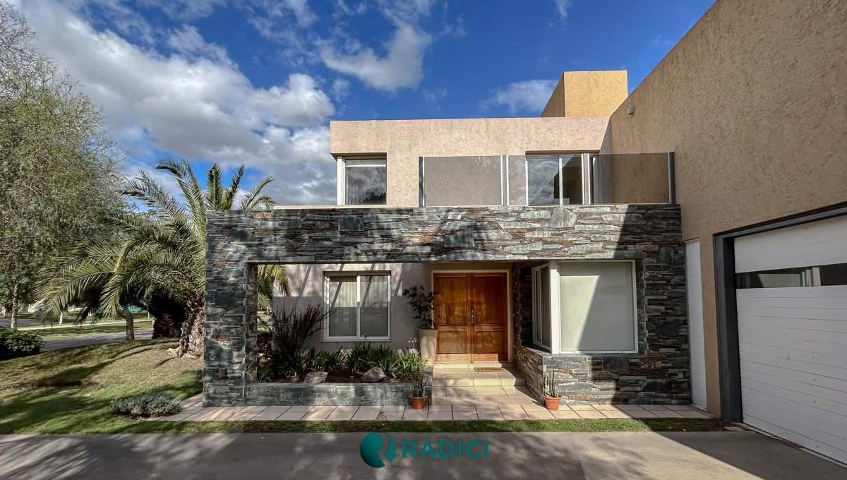 Venta Casa de Categoria Sobre Boulevar, Cpileta y Hermoso Parque - La Vas a Perder 1