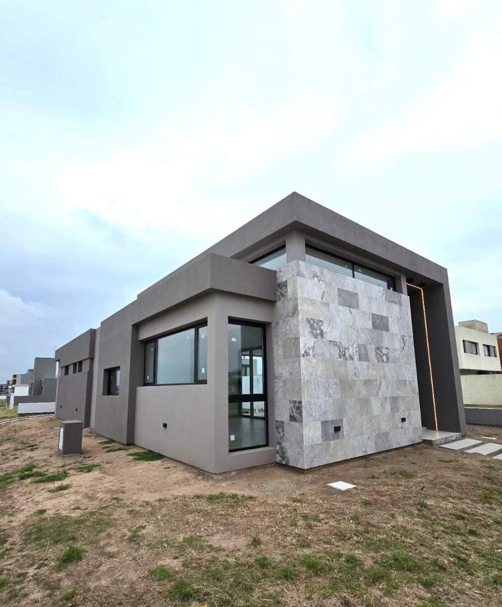 VENTA CASA EN PLANTA BAJA A ESTRENAR DE 3 DORMITORIOS EN COLINAS DE MANANTIALES - NO DEJES PASAR EST