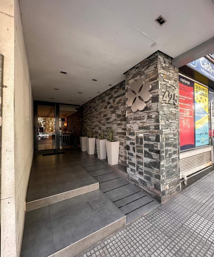 VENTA - DPTO PB con GRAN PATIO en Gral Paz. Edificio de CATEGORÍA  Interesados agendamos visita ya