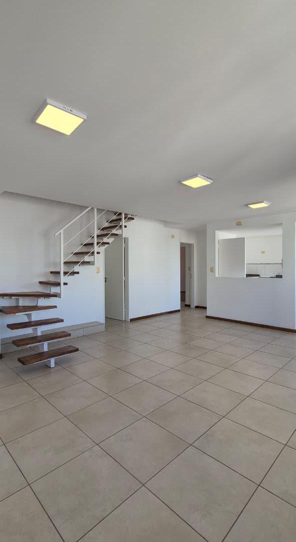 Foto de SE VENDE EXCLUSIVO DUPLEX DE 4 DORMITORIOS CON 2 BALCONES TERRAZAS, Y, imagen 2