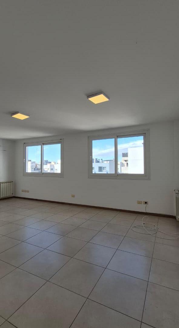 Foto de SE VENDE EXCLUSIVO DUPLEX DE 4 DORMITORIOS CON 2 BALCONES TERRAZAS, Y, imagen 4
