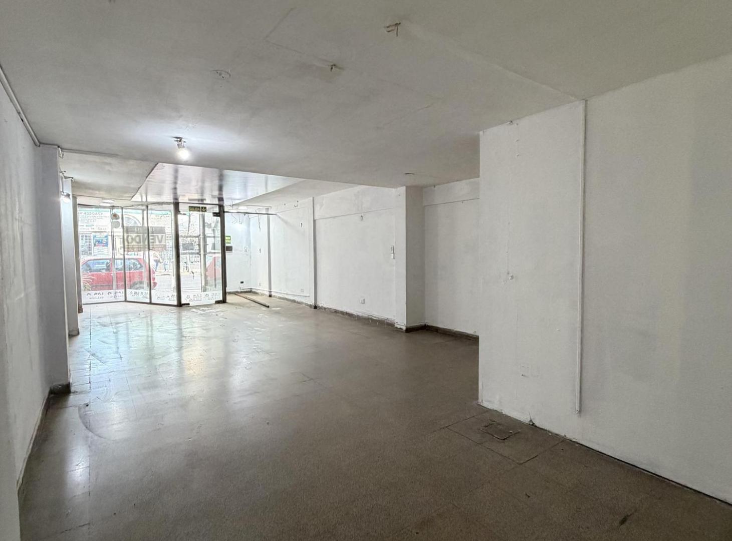 Foto de VENTA LOCAL COMERCIAL DE DOS PLANTAS A METROS DE PLAZA COLON!! NO LO, imagen 3