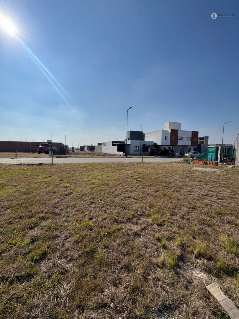Foto de VENTA LOTE APTO DUPLEX EN BRISAS DE MANANTIALES, imagen 3