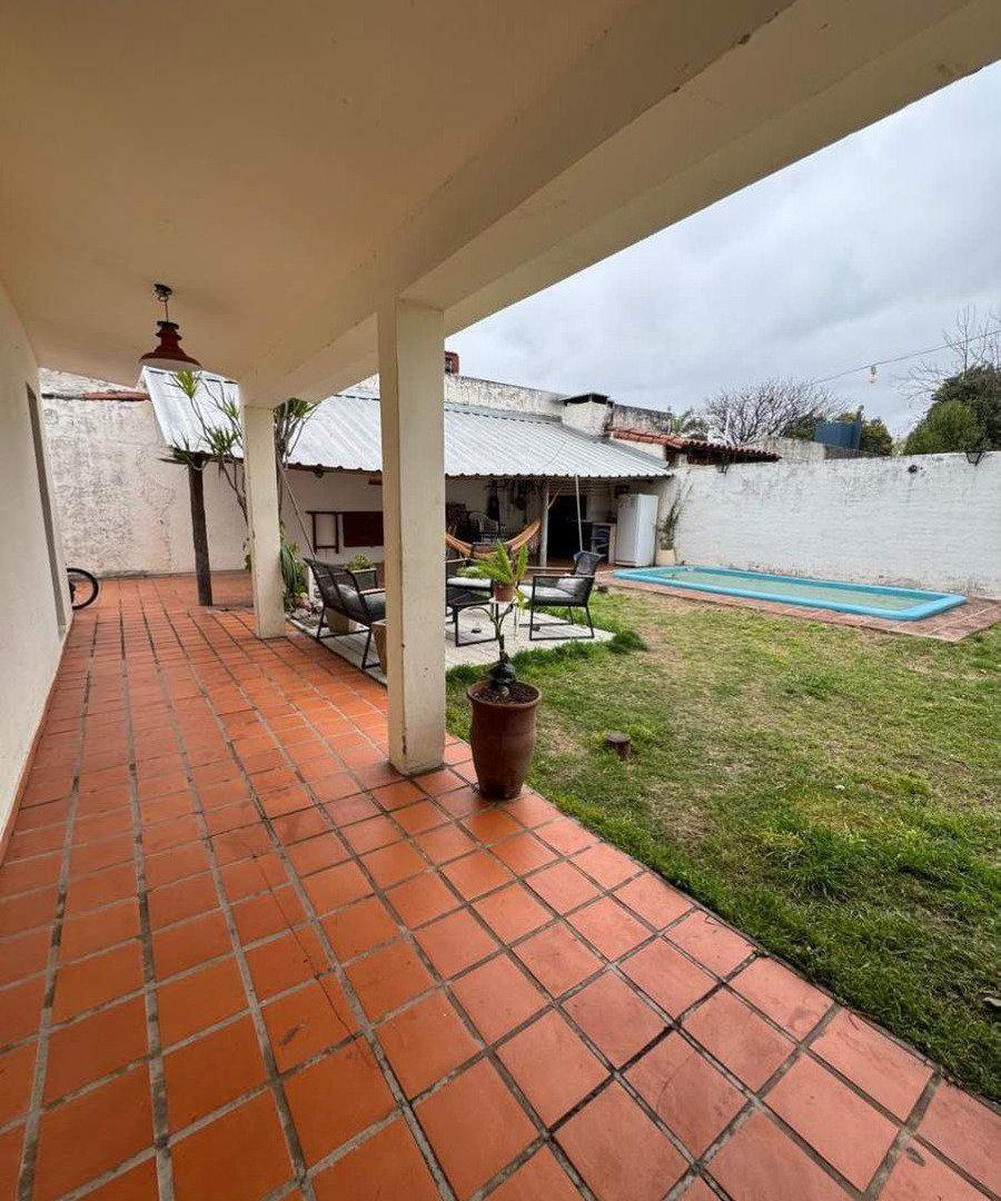 Foto de Venta Casa con pileta, quincho y cochera para 3 vehículos ¿La conocés, imagen 2