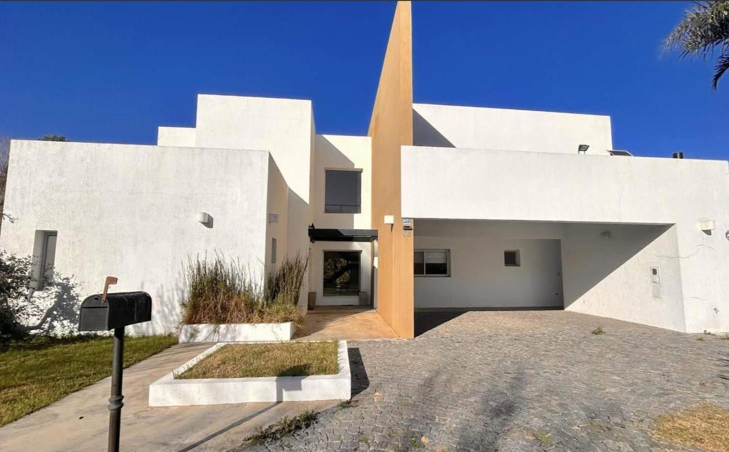 Casa Moderna en Abril Club De Campo