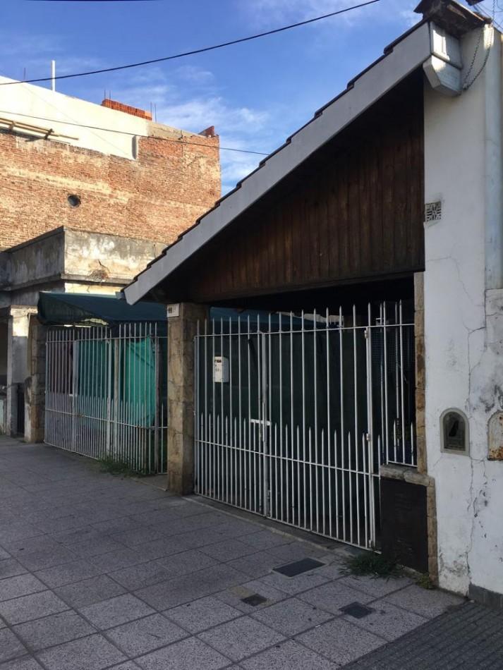 Amplia Casa con Doble Garage + Dpto 2amb. C/patio + Mono Ambiente en Planta Alta 1