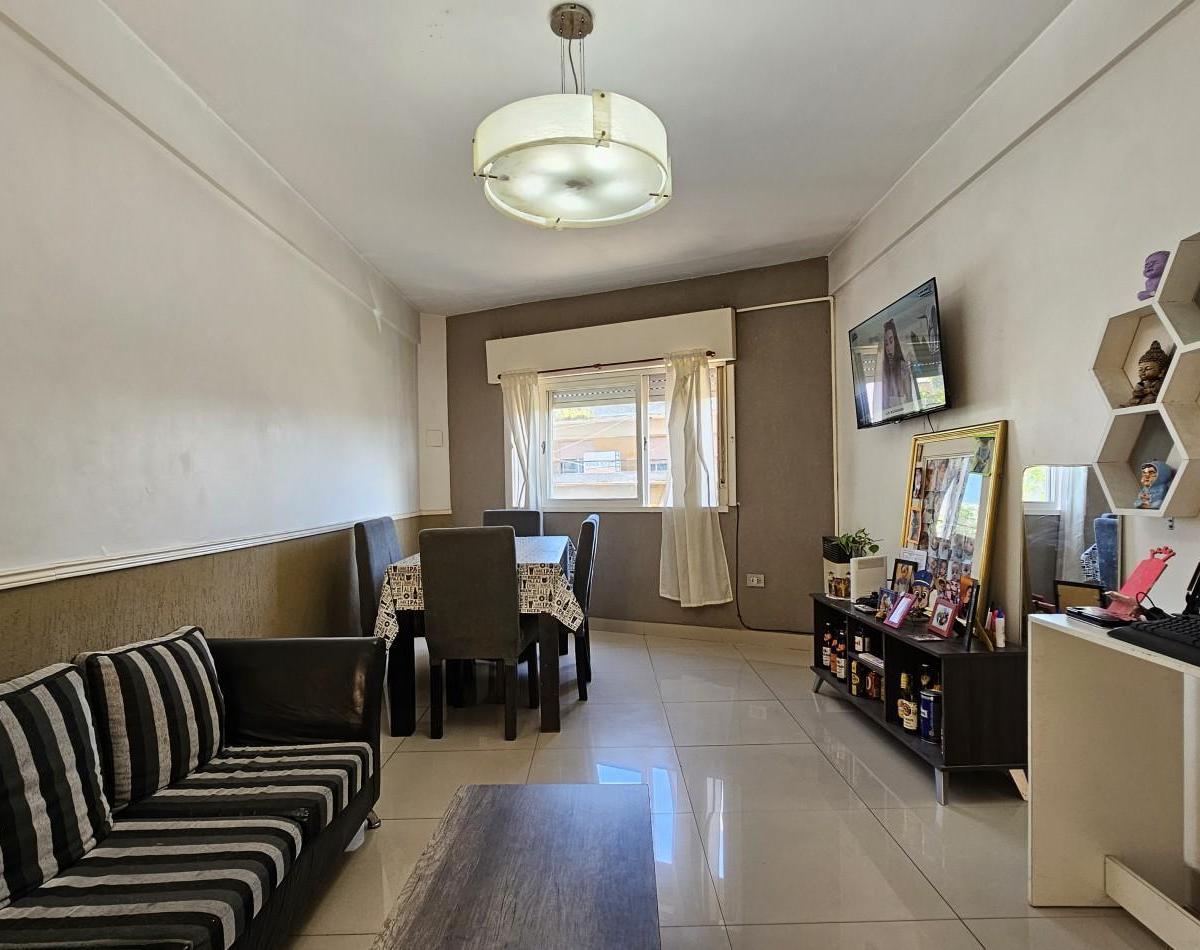 Departamento de 3 Amb. 1er Piso Al Frente - Av Rivadavia 1950 - Valentin Alsina 1