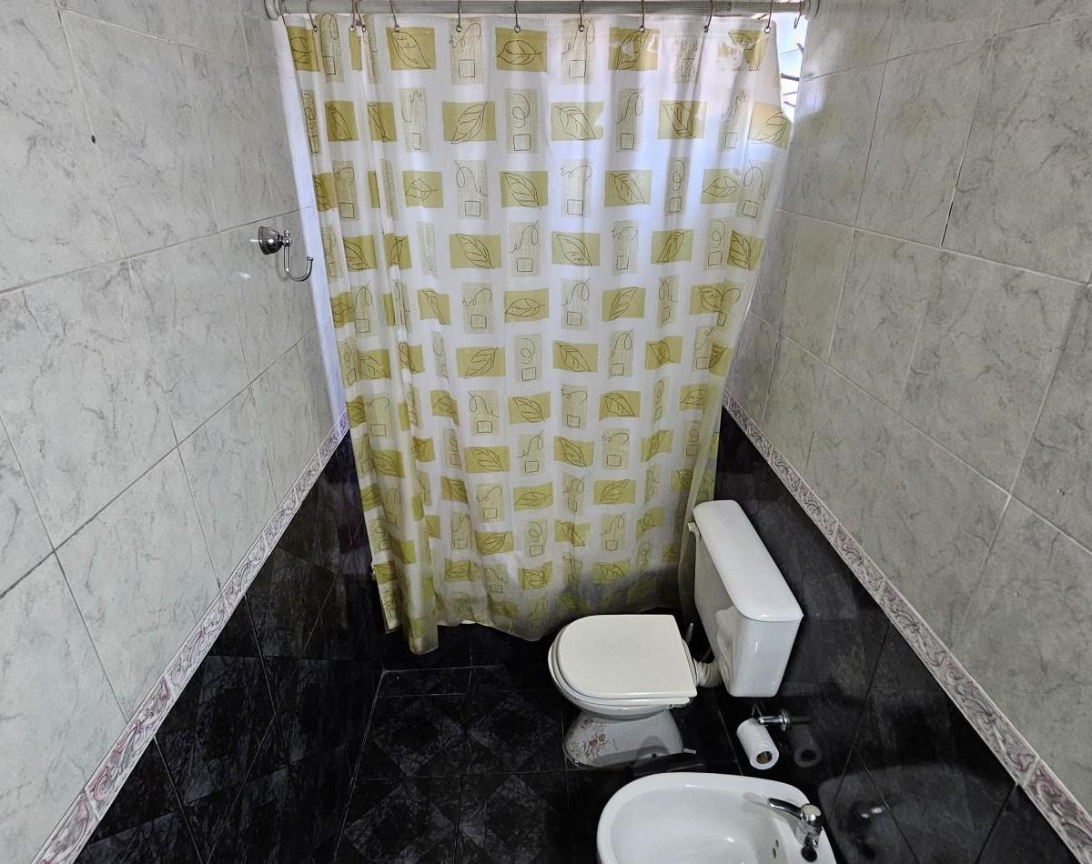 Departamento de 3 Amb. 1er Piso Al Frente - Av Rivadavia 1950 - Valentin Alsina 4