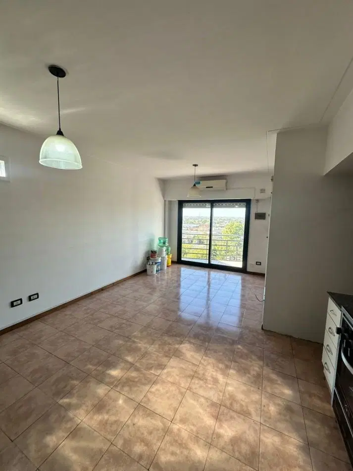 **$480.000.-** - Dpto. 2 Amb. en ALQUILER - Av- Hipolito Yrigoyen al 6300.- Remedios de Escalada 4