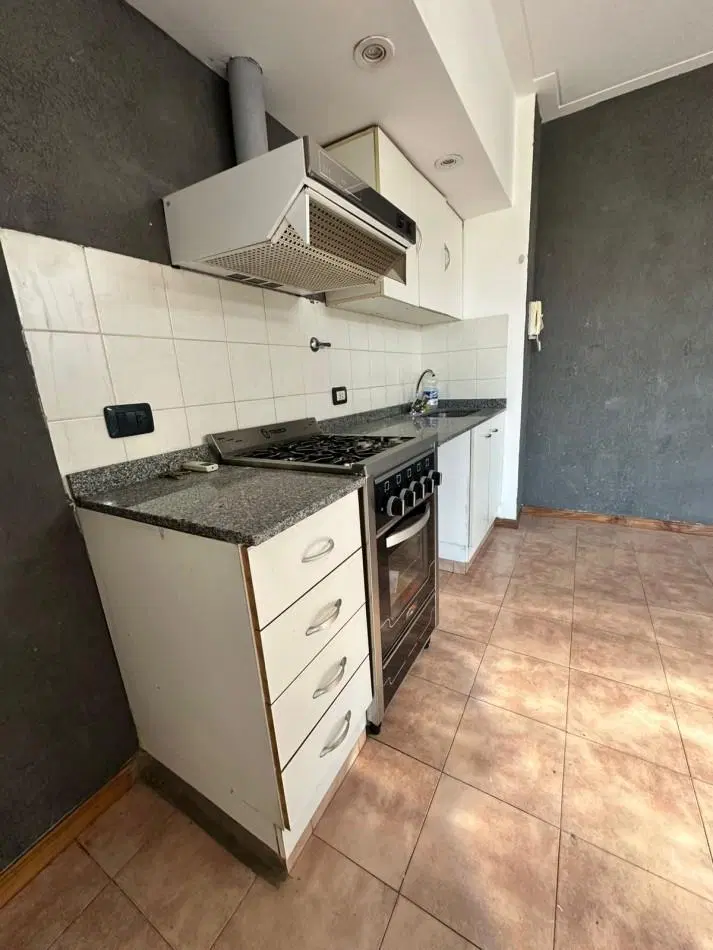 **$480.000.-** - Dpto. 2 Amb. en ALQUILER - Av- Hipolito Yrigoyen al 6300.- Remedios de Escalada 5