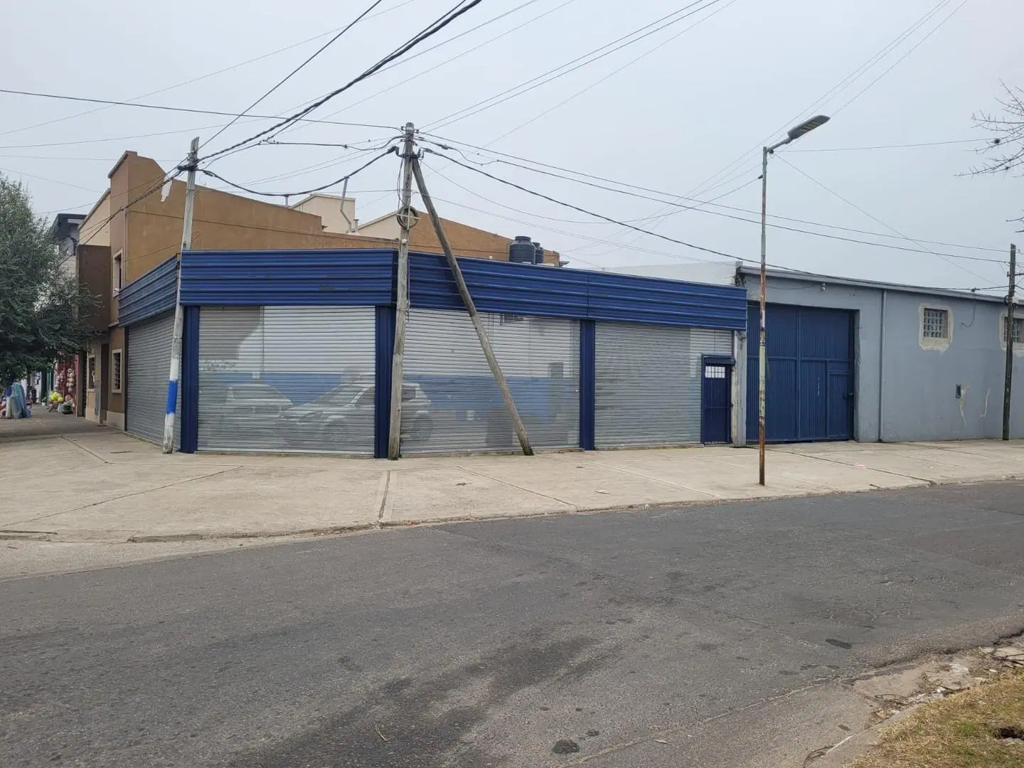 Importante Galpón en esquina, Villa Elvira 2