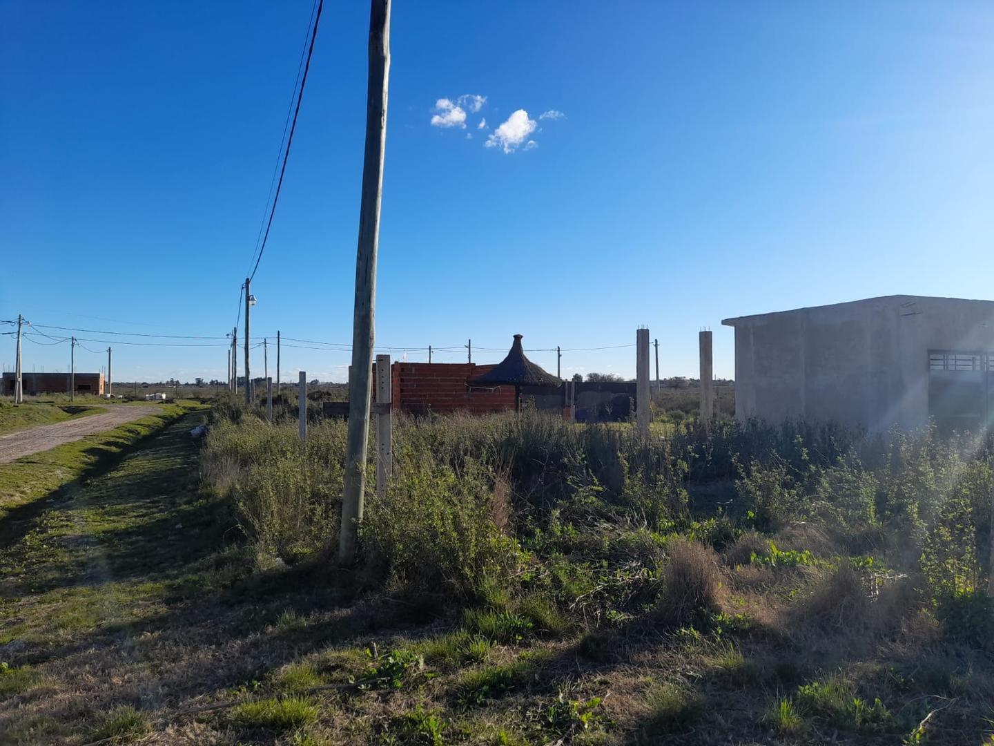 Foto de Lote con construcción en barrio Siempre verde (Los Hornos), imagen 2