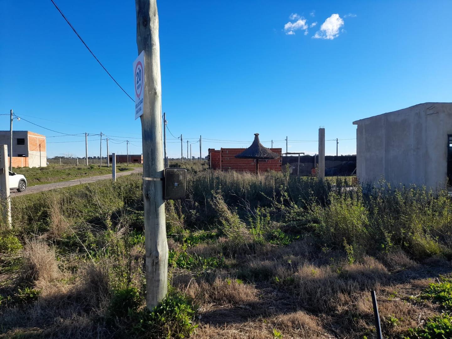 Foto de Lote con construcción en barrio Siempre verde (Los Hornos), imagen 1