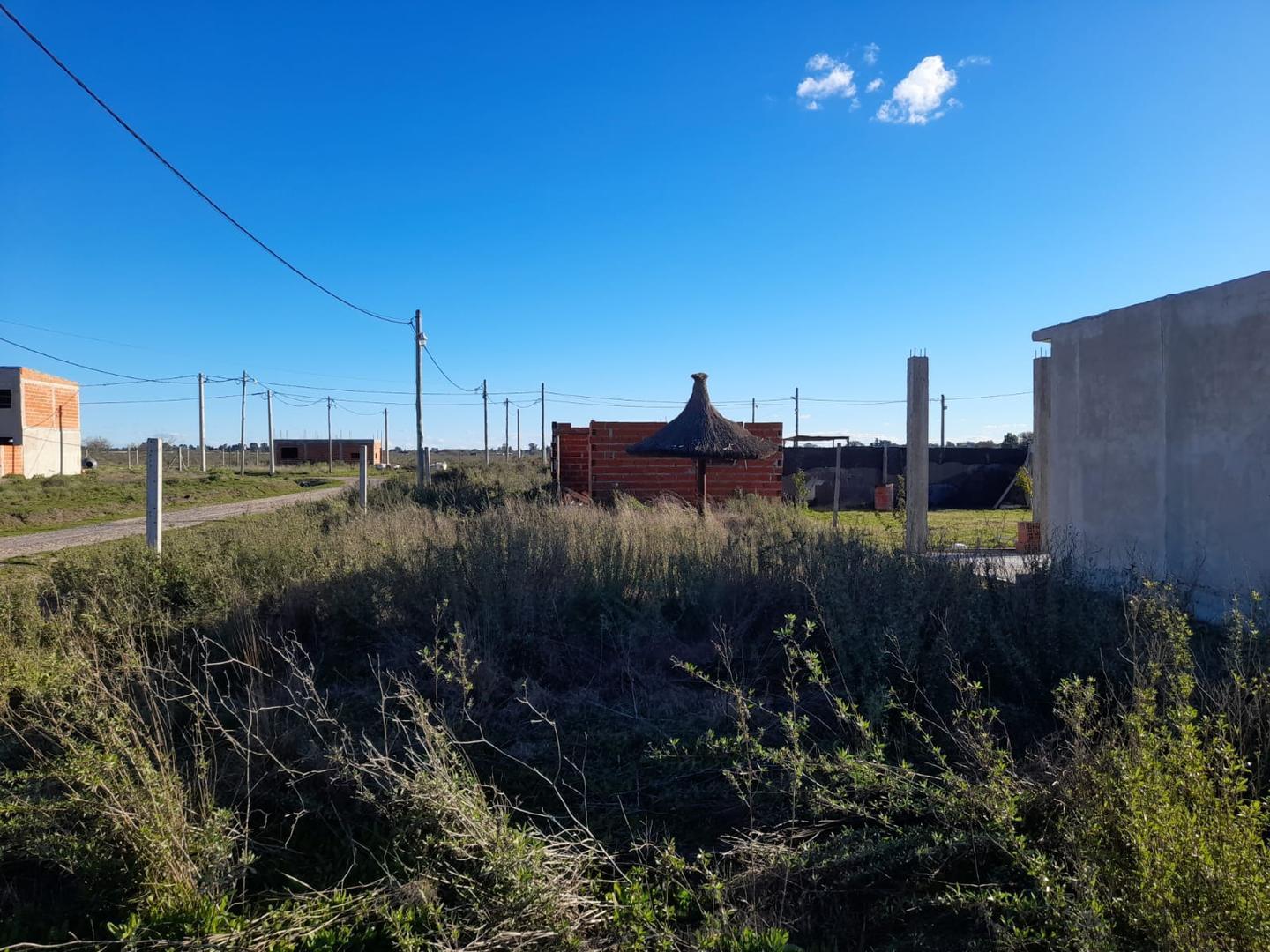 Foto de Lote con construcción en barrio Siempre verde (Los Hornos), imagen 3