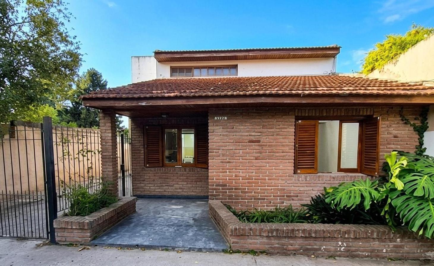Foto de Casa de 2 dormitorios, cochera y patio en City Bell, imagen 2