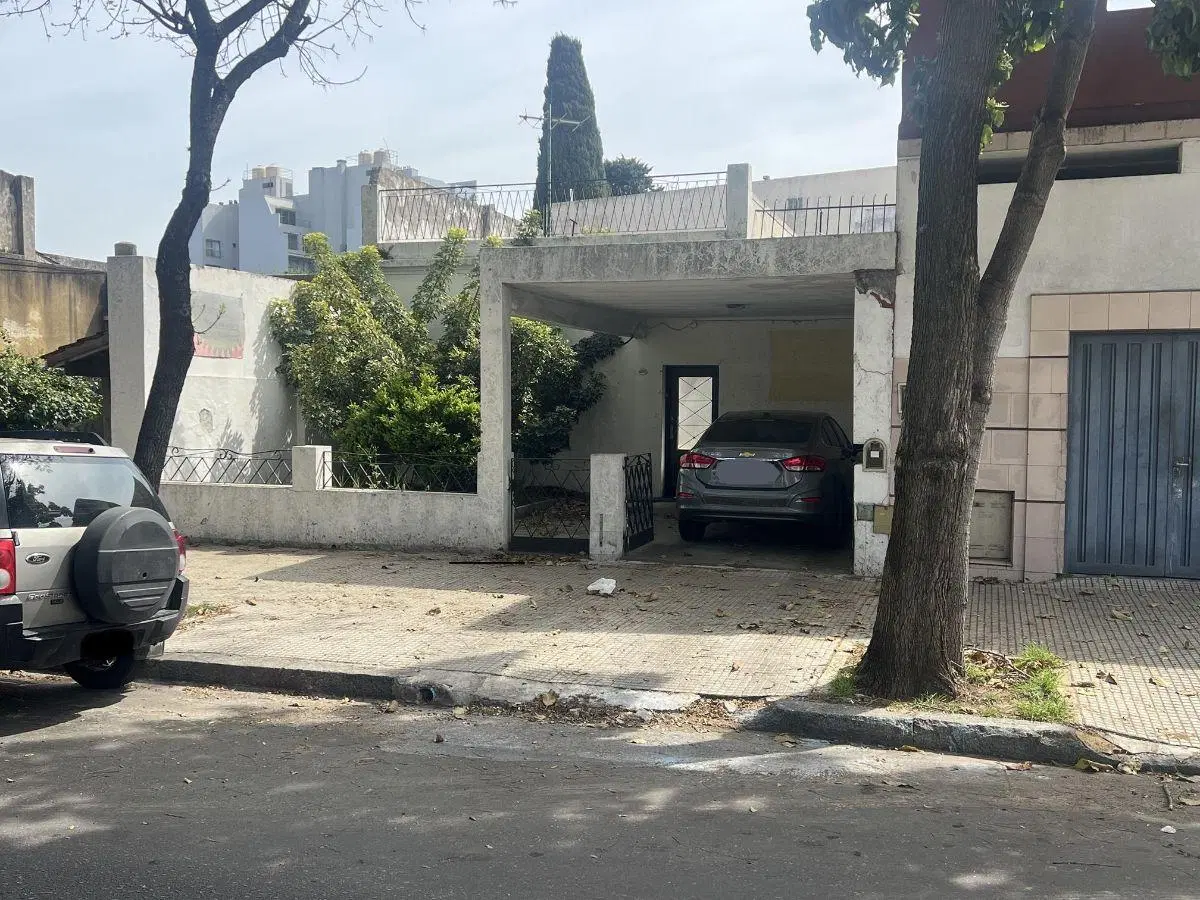 CASA A RECICLAR EN EXCELENTE TERRENO P/ DESARROLLO INMOBILIARIO MUY BUENA UBICACION - MONTE CASTRO 5